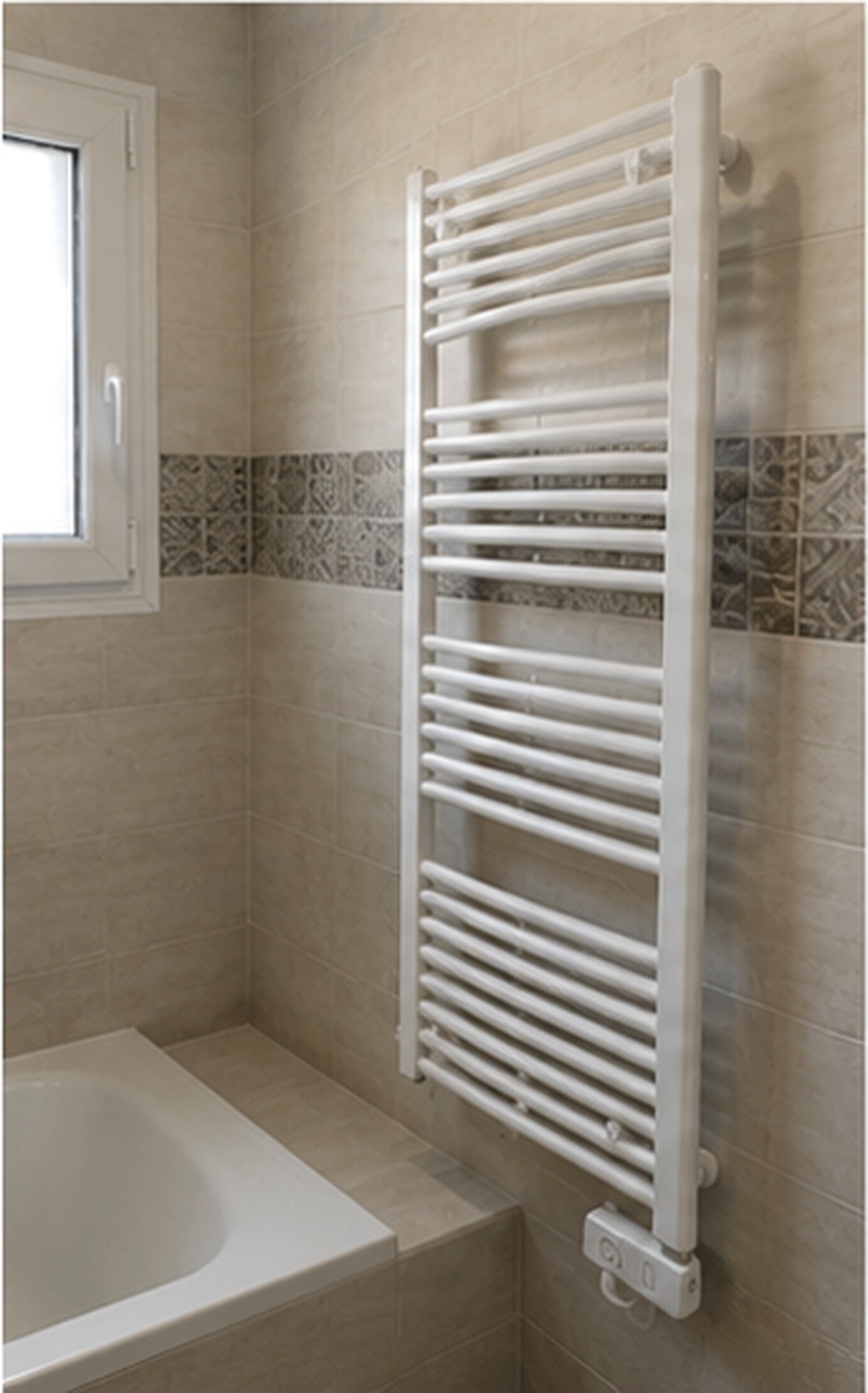 Sèche-serviettes installé dans une salle de bain par LPC Chauffage